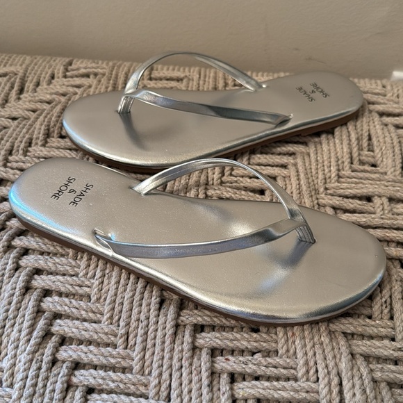 New Shade & Shore Women 5 Silver Metallic Flip Flop Thong Sandals Target - Picture 3 of 6